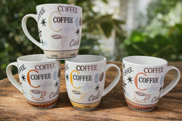 Tazas de café sobre mesa de madera POCILLO MUG 12 ONZ COFFE